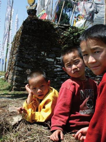 Die Reise führt quer durch Bhutan vom Westen in den Osten und ermöglicht es daher möglichst viel von Land und Leuten kennenzulernen.