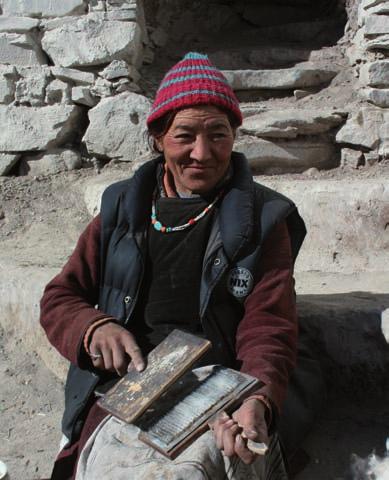 Tsering Dolma fungiert als Mittlerin zwischen Ihnen und den Frauen und öffnet Ihnen die Tore zu den Herzen der Frauen Ladakhs.
