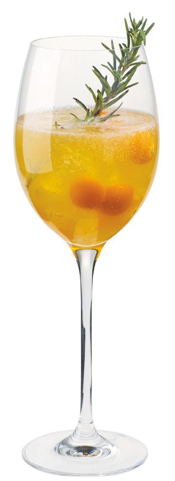 Kumquats mit dem Rosmarin im Weißweinglas anmuddeln.