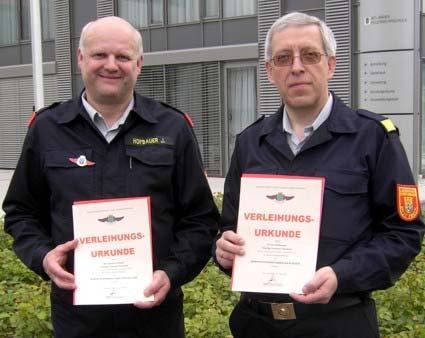 Johannes Hofbauer und Franz Bretterbauer erhielten beim Bewerb um das Feuerwehrleistungsabzeichen in Gold für 10-malige Teilnahme als Bewerter das Bewerterverdienstabzeichen in Silber überreicht.