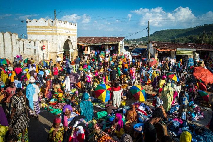 Die farbenfrohen Märkte, unzähligen Moscheen, bunten Häuser, das einzigartige Harari-Volk und das traditionelle Korb-Handwerk des Hadare- Volks sind herrlich anzusehen.