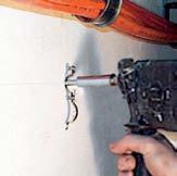 Mittels Hammerschlag des Bohrhammers wird der Dübel tiefer in das Bohrloch getrieben und verspreitzt.