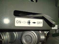 Warnung Wenn Sie die Maschine verlassen, prüfen Sie, ob die Parkbremse arretiert und das Messer abgeschaltet ist und ziehen Sie den Zündschlüssel ab.