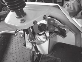 Wenn der Zündschlüssel in Position Stop ist, läuft der Motor nicht und der Schlüssel kann abgezogen werden. In Position Betrieb läuft der Motor und der Schlüssel kann nicht entfernt werden.