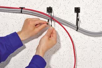 Obgleich aus Sicherheitsgründen oftmals ratsam, werden bei der Verarbeitung von Kabelbindern keine Arbeitshandschuhe getragen.