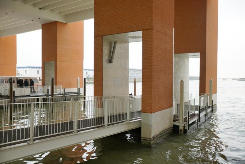 Transfer nach Venedig: Kein Wassertaxi am Flughafen Das Bild zeigt diesmal KEINE Warteschlange, sondern leere Piers (Anlegestellen) der Wassertaxis am Flughafen.