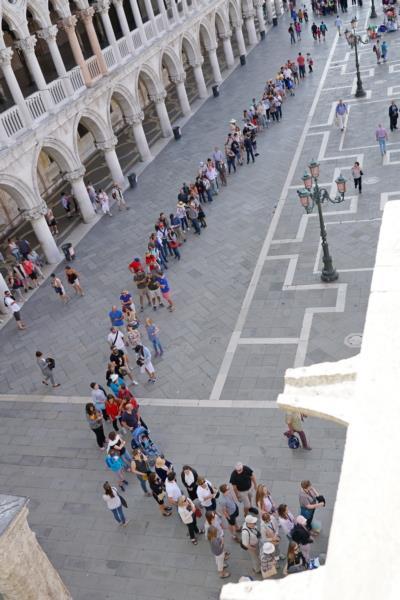 Die längste Warteschlange: Vor dem Markusdom Vor dem Markusdom ist in Venedig immer die längste Warteschlange. Manchmal geht sie vor bis zur Lagune.