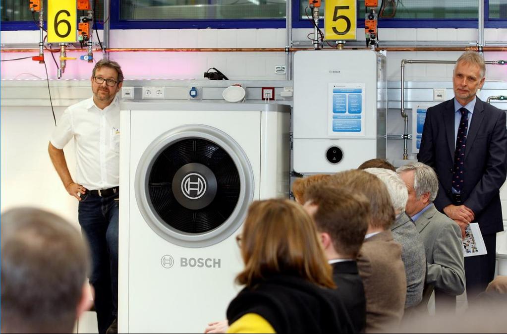 Junkers Bosch-Pressebild 01 Schulleiter Erhard Hofmeister (rechts) und Lehrkraft Thomas