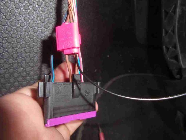 Verbinden Sie das braun/grüne Kabel mit dem roten Kabel (Pin 15) des Happyfog Steckers (Kabeldieb).