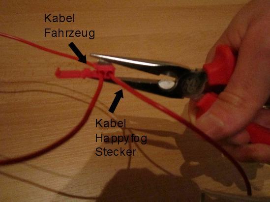 Verbinden Sie beide Kabel mit dem Kabeldieb, indem Sie mit einer Zange den Pin fest in die Kabel