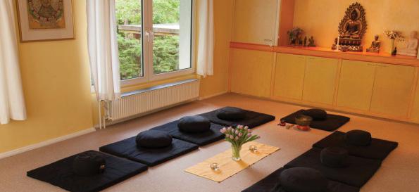 Der zum Garten gewandte Meditationsraum verfügt über eine Fußbodenheizung. Im Sommer sitzen wir unter freiem Himmel in unserem Garten, oder nutzen die Runde um den Gartenteich zur Gehmeditation.