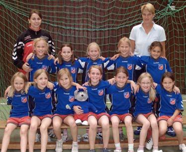 20 WEIBLICHE F-JUGEND Die weibliche F-Jugend hat diese Saison ihre ersten Spiele auf dem Großfeld bestritten.