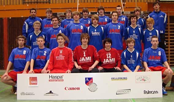 10 MÄNNLICHE A-JUGEND Die männliche A- und B-Jugend des ATSV in der Saison 2008/09 mit ihren Trainern Amen Gafsi (links oben) und Max Ginders (rechts oben).