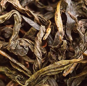 Teeproduzenten sieben die Pflanzenteile nach dem Trocknen, um vier Blattgrade zu unterscheiden und voneinander zu trennen.