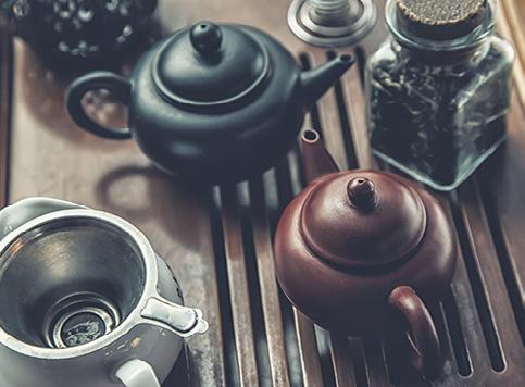 Experten für die Teezubereitung Experten für die Teezubereitung Die passende Teekanne Zum idealen Genuss tragen eine schöne Kanne und Tasse bei. Denn das Auge isst nicht nur, es trinkt auch mit.