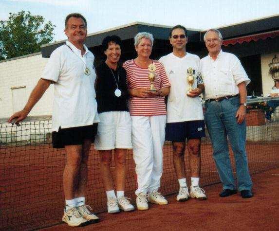 TuSpo Ziegenhain Abt. Tennis Presseartikel von 2000-2007 (Archiv) 18 MAZ - 15. 09. 2004 (auch Schwälmer Bote, 21. 11. 2004) Erfolgreiche Saison für den TuSpo Kassenwart Reinhard Bartsch (r.