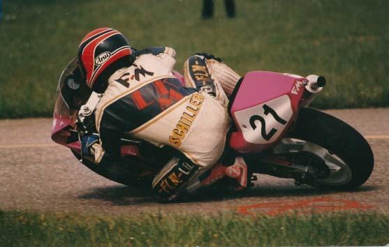 Hardy Schiller begann seine Motorrad Karriere in der 350 ccm Klasse und stieg bis zur Superbike Weltmeisterschaft auf, wo er zahlreiche