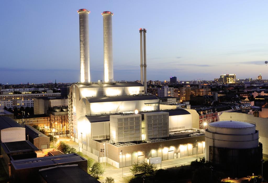 Im Heizkraftwerk Berlin-Mitte werden bis zu 90 Prozent der eingesetzten Energie in Strom und Wärme umgewandelt Das Fernwärmenetz wird durch Vattenfall Jahr für Jahr erweitert WEGBEREITER FÜR