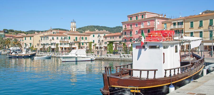3733 Einwohnern. Sie gehört zur Provinz Livorno in der Toskana. Der Ort liegt an der Ostküste Elbas in einer Bucht, dem Golf von Mola.