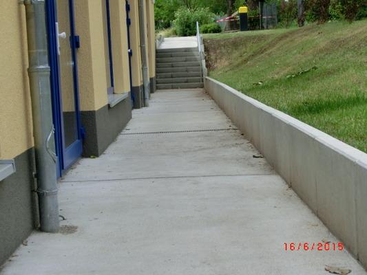 Maximale Längsneigung: 3 % Maximale Längsneigung über eine Strecke von: 4 m Wege im Außenbereich über Treppen Über den Weg sind zu erreichen: Eingangsbereich Länge des Weges: