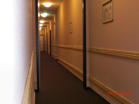 Flure zu den Zimmern auf allen Etagen Über den Flur / Weg / Durchgang sind zu erreichen: Zimmer-Nr. 104 (6-Bett-Zimmer, 1. Etage), Zimmer-Nr.