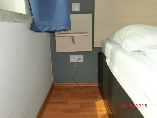 Bett Maximale Höhe der Matratze, gemessen vom Boden zur Oberkante: 55 cm Breite des Bettes: 160 cm Mindestens eine frei verfügbare Steckdose in der Nähe des Bettes.