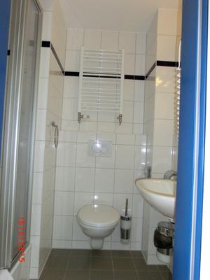 Zugang Der Sanitärraum gehört zu: Zimmer-Nr. 104 (6-Bett-Zimmer, 1. Etage) Zugang zum Sanitärraum über eine Stufe / Schwelle. WC Keine Haltegriffe am WC.