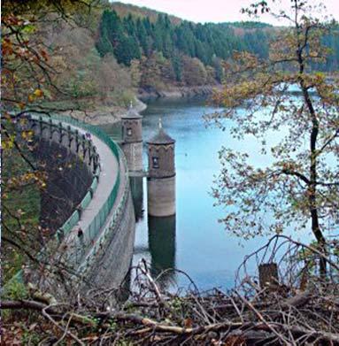 Seite 9 Art der Wassergewinnung - Oberflächenwasser Oberflächenwasser ist Wasser, das sich an der Erdoberfläche sammelt wie z.b. in Flüssen, Bächen, Seen und Talsperren - unabhängig davon, ob es als Regen auf die Erde fällt oder aus dem Erdinnern austritt.