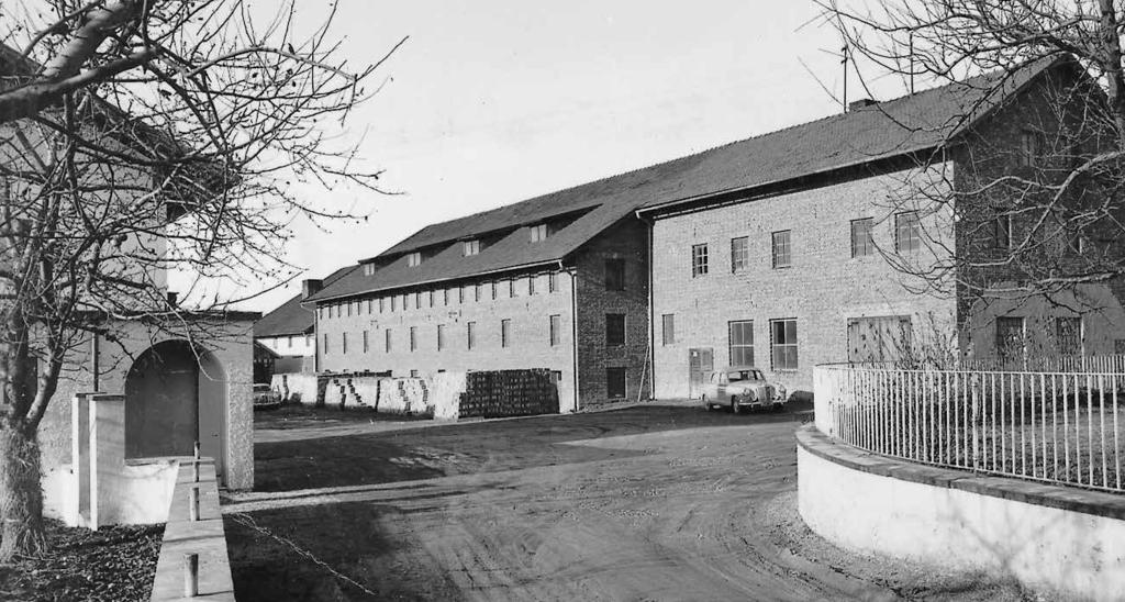 AUF SOLIDEM FUNDAMENT GEBAUT EIN UNTERNEHMEN IM WANDEL DER ZEIT Gegründet wurde die Firma Bachl im Jahr 1926 mit der Herstellung von Mauerziegeln.
