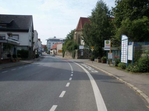 Seit 2002 sind die Fahrbahnen des Flughafentunnels auf Veranlassung und Anordnung der Stadtverwaltung für Radfahrer gesperrt. Nur auf dem ultraschmalen Gehweg von ca.