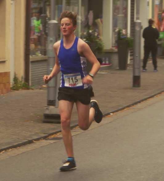bereits 5km in den Beinen lief Tobias Blum den Großteil der 10km zusammen mit Jan Lukas Becker, einem ebenfalls sehr starken 10km Läufer, der für die LG Karlsruhe startet.