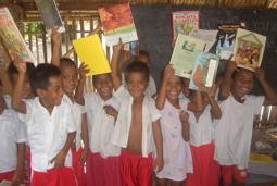 Bücheraktion Kiribati (eingereicht von Herbert Salvenmoser) Kulleraugen gabs heut Vormittag, als die Schüler der GS-Abetao einem Dorf auf dem Atoll Tarawa-Kiribati mehrere Kartons Bücher vor sich