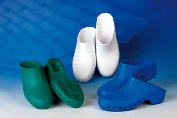 Mit gelochter Oberfläche für optimale Fußbelüftung oder in glatter, geschlossener Form für Nassbereiche.