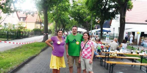 Lokales Der Ortsvorsitzende Stephan Schmidt (mitte) und seine Ehefrau Sylvia (links) besuchten zusammen mit Katharina Schulz das Nachbarschaftsfest am Dachsbau.