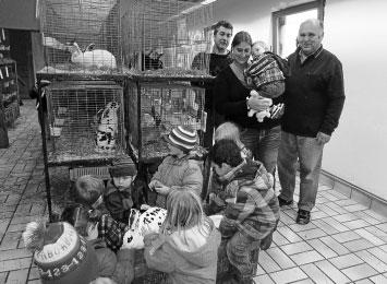 Die Kinder wussten gar nicht, wohin sie zuerst schauen sollten, verteilten eifrig die Karotten in den Kaninchenkäfigen und hörten gespannt den Erzählungen von Herrn Brock und Herrn Santos zu, die