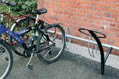 Die Fahrräder können mit den Rädern, dem Rahmen oder dem Lenker sowie mit Spezialhalterungen gesichert werden, um Diebstähle zu