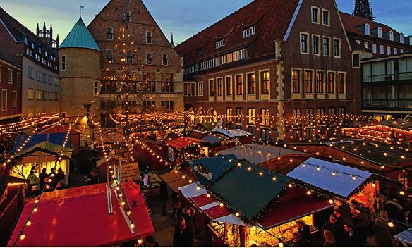 Foto: Romana Dombrowski 2 Weihnachtsmarkt rund um das Rathaus Unter einem romantischen Lichterhimmel begrüßt im Rathausinnenhof der größte und älteste
