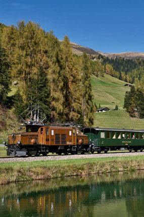 Geniessen Sie eine Fahrt mit der Kult-Loko motive Krokodil zusammen mit den grünen nostalgischen Holz- und dem offenen Aussichtswagen. www.rhb.