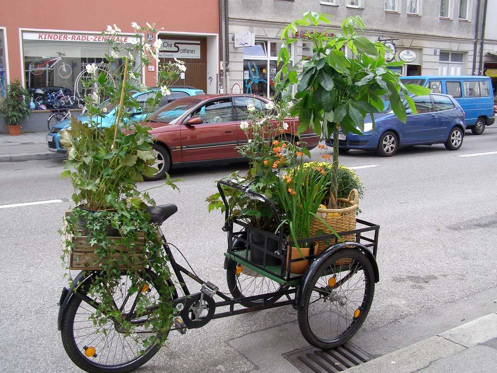München, Deutschland, 2009 Beitrag zum PARK(ing) Day von einem Rad- und Blumenladen.