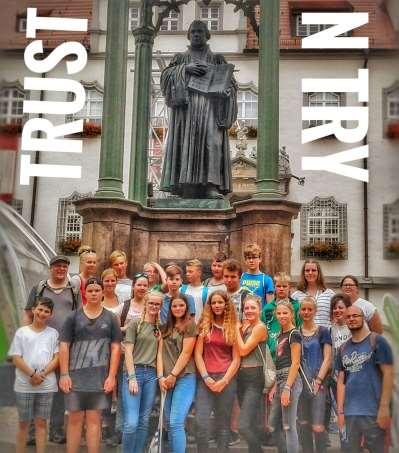 Gruppenfoto vor der berühmten Luther-Statue auf dem Marktplatz in