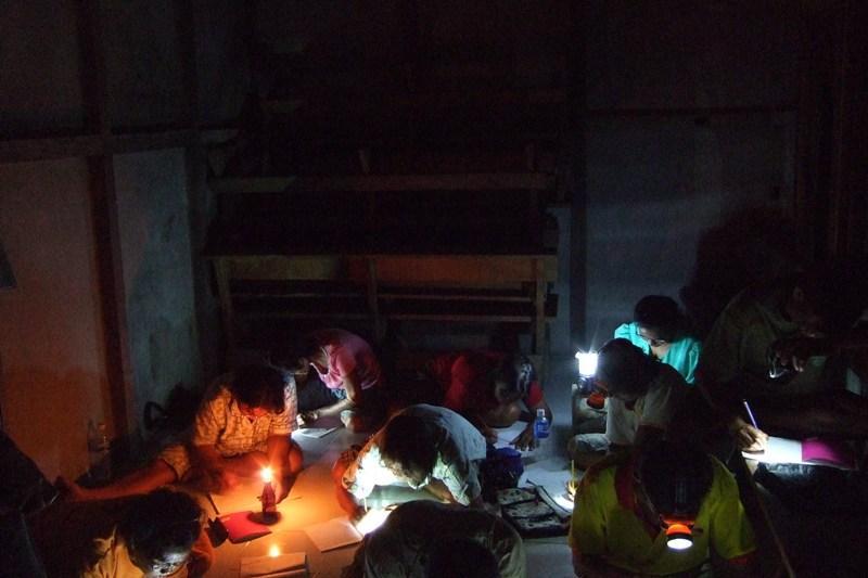 Indonesien Mit der Bibel nach der Feldarbeit im Dunkeln Lesen lernen! Zwanzig Dorfbewohner aus Kambong treffen sich regelmässig nach der Feldarbeit und lernen abends mit der Bibel Lesen und Schreiben.