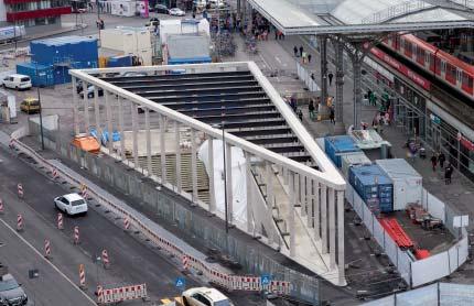 Im Sommer 2008 wurde mit dem Bau der Säulen der drei Ausgänge (Breslauer Platz, Kunibertsviertel und Eigelstein) aus Stahlbeton begonnen.