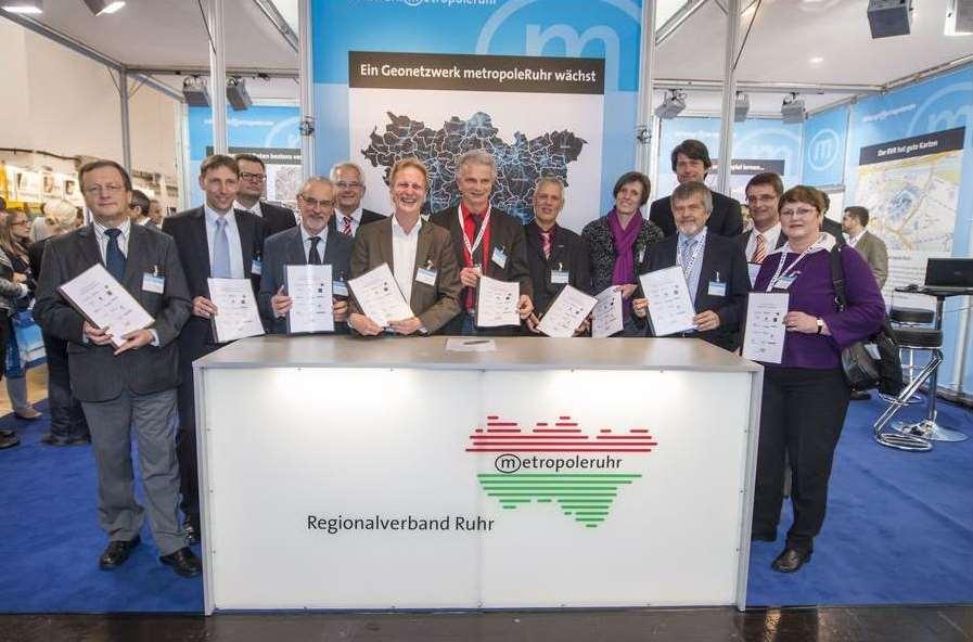 Offizielle Gründung im Dezember 2013 Unterzeichnung der Kooperationsvereinbarung auf der INTERGEO
