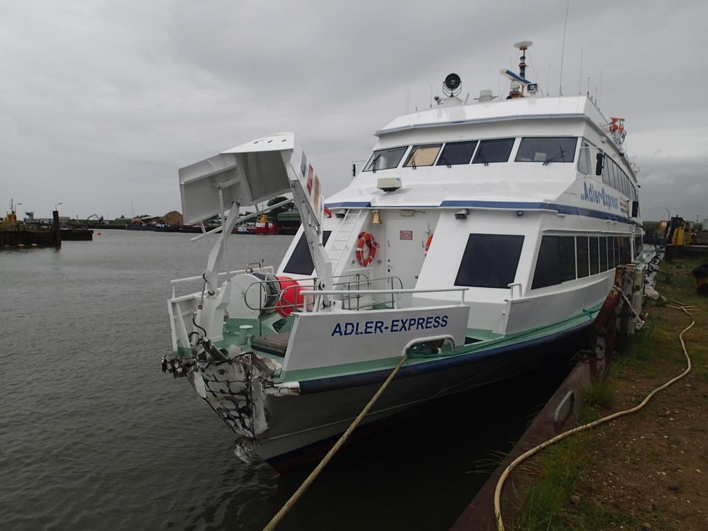 Seeunfall des Passagierschiffs ADLER EXPRESS Am 4. Juni 2014 kam es beim Anlegemanöver der MS ADLER EXPRESS im Hafen Wittdün/ Amrum zu einer Kollision mit der Anlegepier.