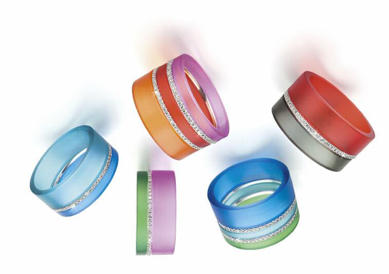 Ringen aus leuchtend farbigem Miliniumglas.