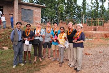 Bericht von der Nepalreise im August / September 2011 Liebe Carisimo Freunde und Förderer der Nepalprojekte, Unsere Gruppe von 2 Erwachsenen und 4 Jugendlichen hat sich nach der Ankunft in Kathmandu