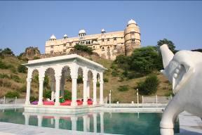 BAMBORA Tag 9 Am Nachmittag Ankunft beim märchenhaften Maharadscha Palast Karni Fort.