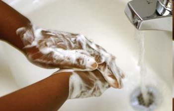 Patienten mit Diarrhoe und einem Nachweis von Clostridium difficile besondere Beachtung einer sorgfältigen Händehygiene.