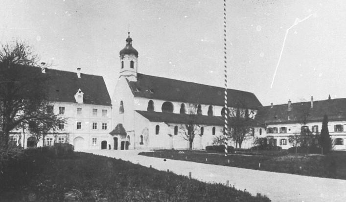 Baugestaltungs- und Restaurierungsphasen: Das Kloster Gutenzell wird zum ersten Mal im Jahre 1238 urkundlich erwähnt als ihm von Papst Gregor IX.