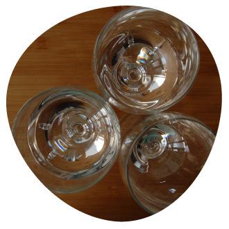 Schulangebote Oberstufe Singende Wassergläser SO FUNKTIONIEREN SCHWINGUNGEN Das brauchst du: mehrere möglichst dünnwandige Gläser (z.b. Wein- oder Sektgläser.